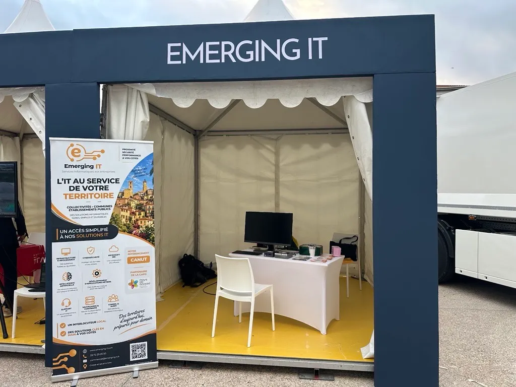 Stand G1 Emerging-IT : la tente EMERGING IT, son kakémono et le poste de démonstration, écran éteint